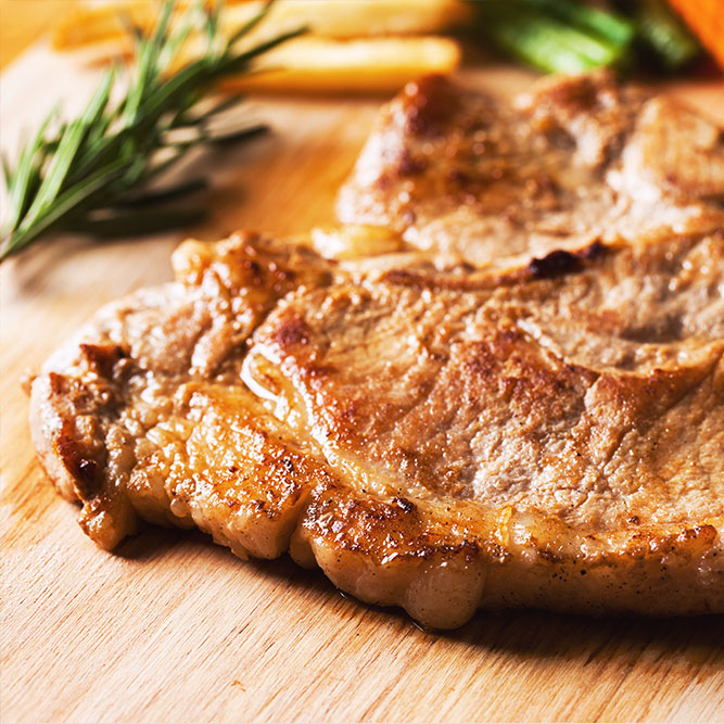 Sandwich de pan francés con chuleta de cerdo.