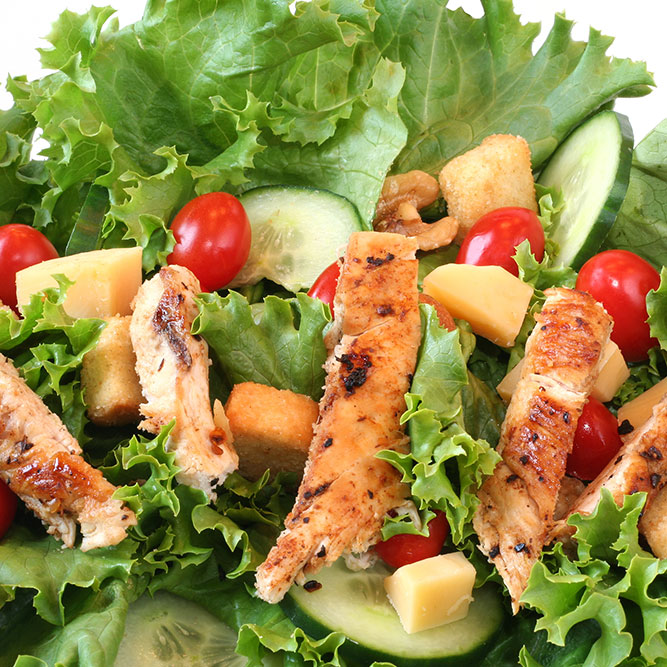 Sandwich de pan francés con filetes de pollo.