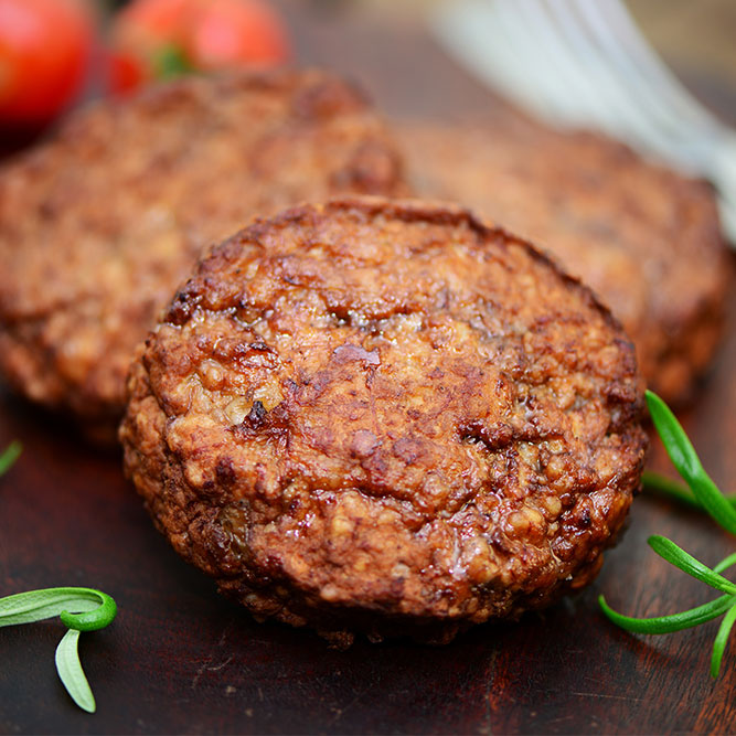 Sandwich de pan francés con carne de res.