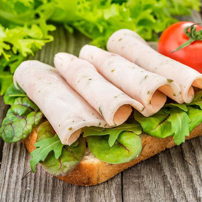 Sandwich de pan francés con jamón de pavo.