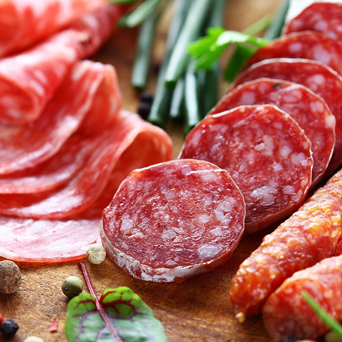 Sandwich de pan francés con jamón y salami.