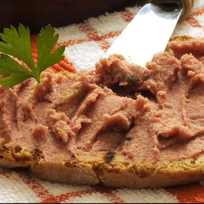 Sandwich de pan francés con paté de hígado.