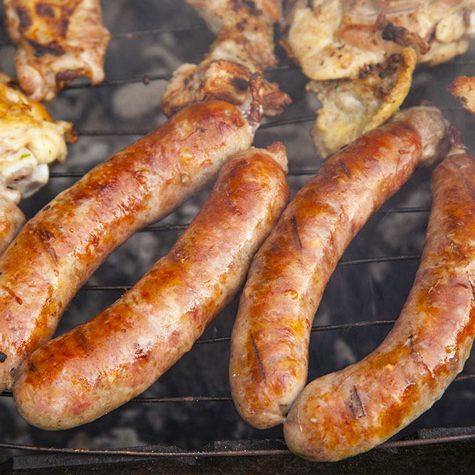 Sandwich de pan francés con perro caliente de salchicha de pollo.