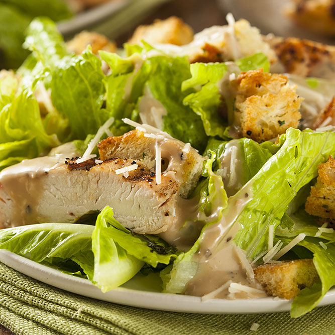 Sandwich de pan francés con ensalada de verduras y pollo.